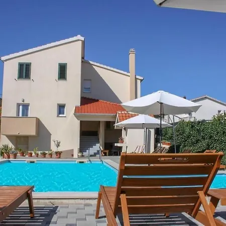 Matia With Pool فيلة إيموتسكي