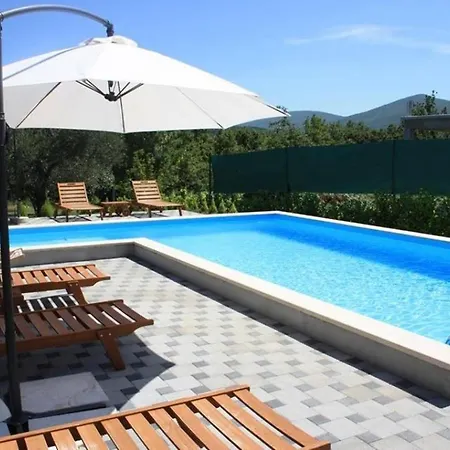 Matia With Pool فيلة