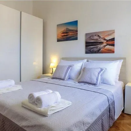 Matia With Pool إيموتسكي