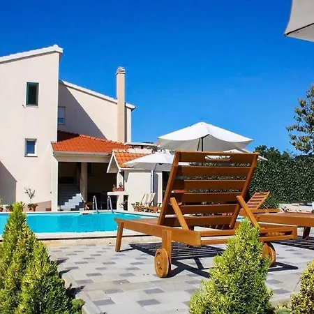 Matia With Pool إيموتسكي