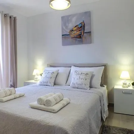 Matia With Pool فيلة